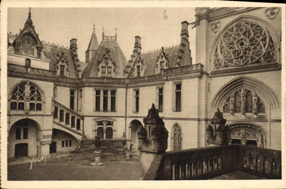 Castelo de Pierrefonds — A Cour d'Honneur — Les Éditions d'Art Yvon, Paris - Frente