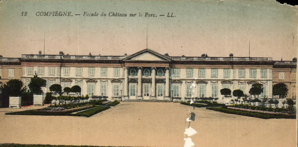 Compiègne — Fachada do Castelo no Parque — LL. - Frente