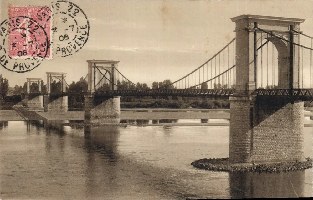 Ponte suspensa em Langeais — vista do Rio Rhône — Carte postale de luxe - Frente