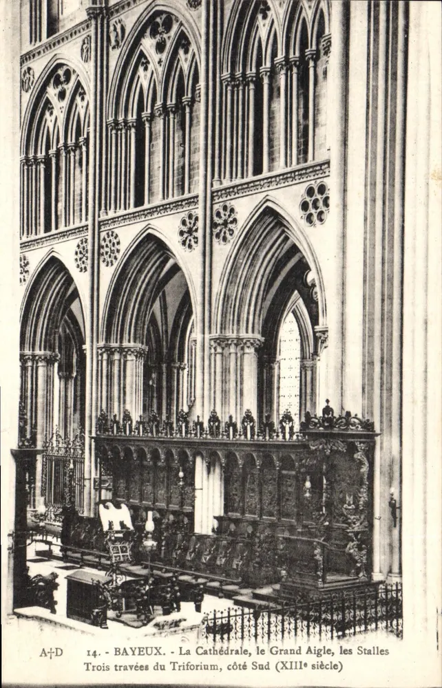 Bayeux - Die Kathedrale, der Große Adler, die Stühle, drei Gewölbe des Triforiums, Südseite (13. Jahrhundert) - Vorderseite