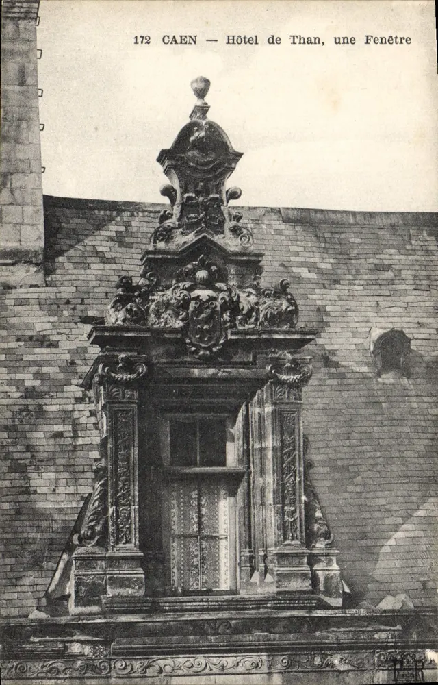 Caen — Hotel de Than, een raam — n° 172 - Voorkant