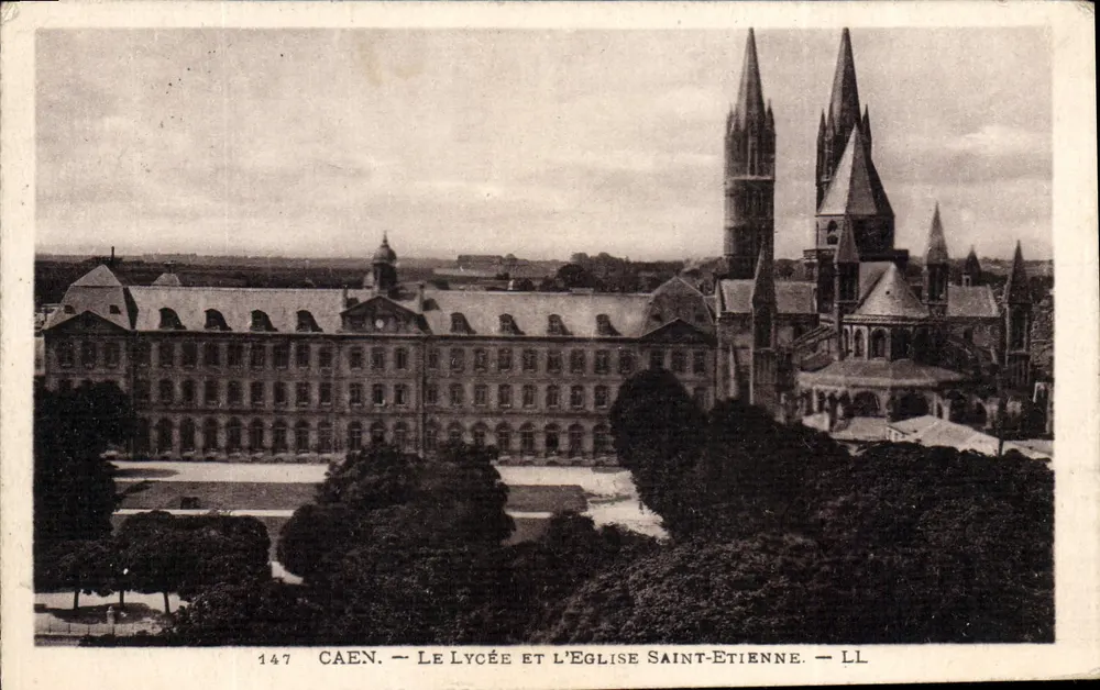 Caen — O Liceu e a Igreja de São Etienne — LL - Frente