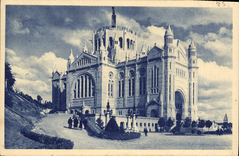 Basílica de Lisieux — Vista lateral em 1938 — A Basílica de Lisieux - Frente