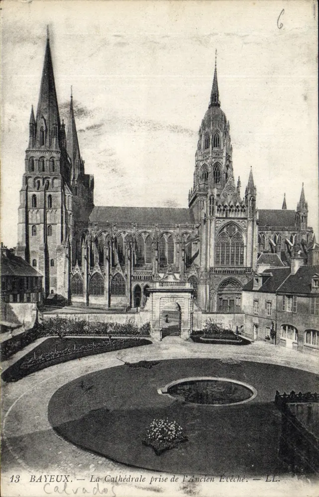 Bayeux — Die gotische Kathedrale von der alten Bischofsresidenz — LL - Vorderseite