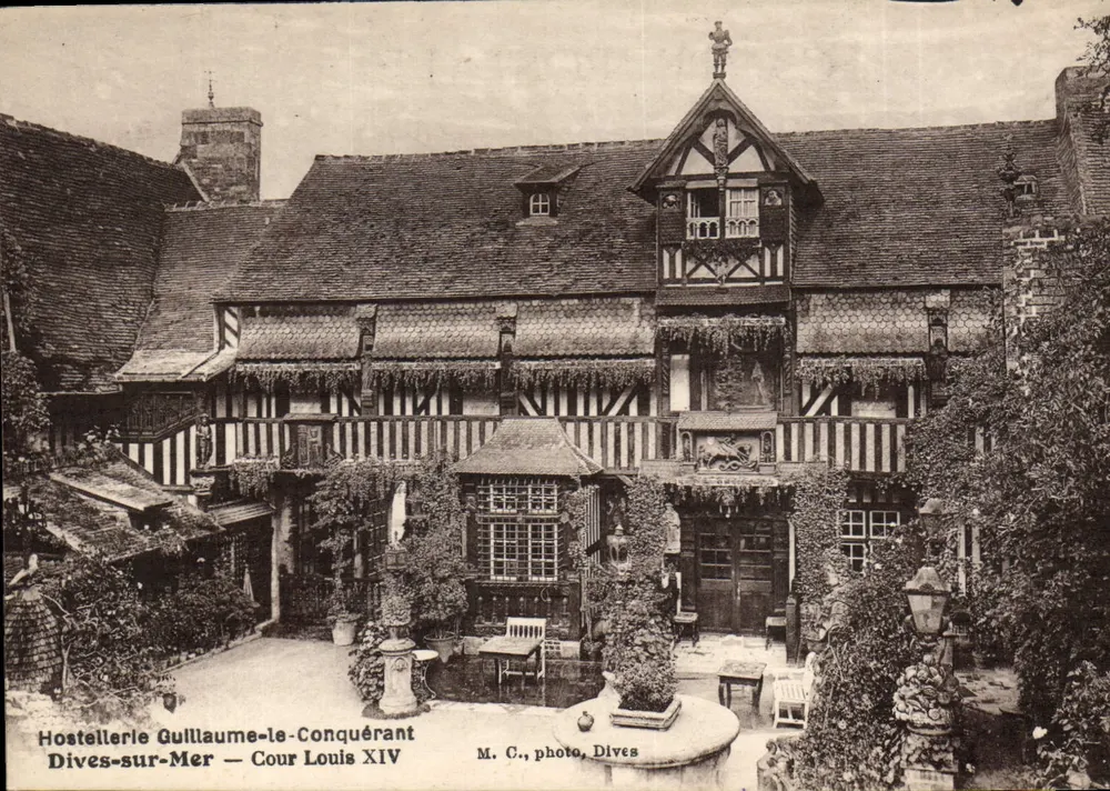 Hostellerie Guillaume-le-Conquérant — Cour Louis XIV — M. C., photo, Dives - Vorderseite