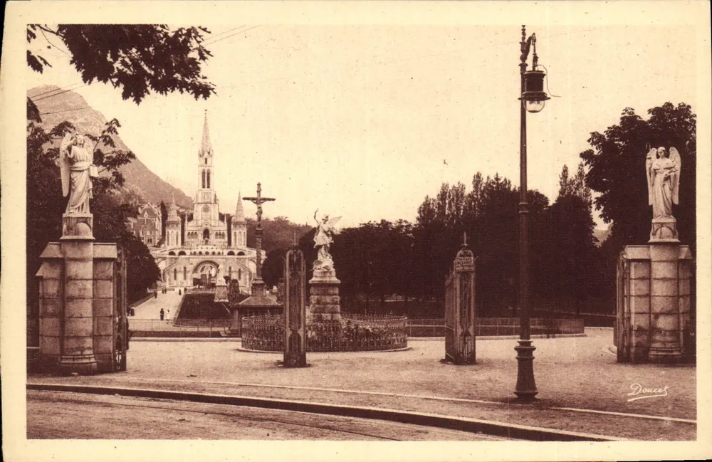 Lourdes — Entrada da Esplanada — Edição P. Doucet - Lourdes - Frente