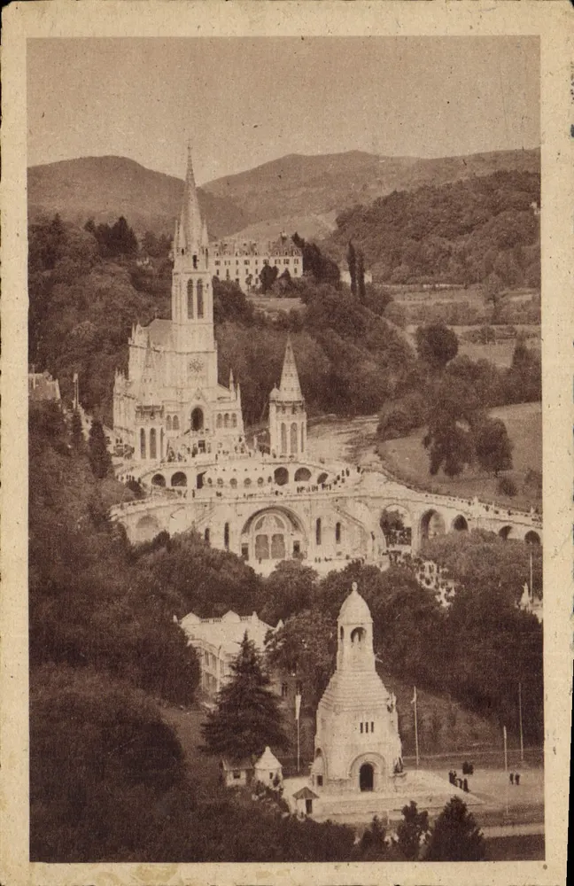 Lourdes - H.-P. — Die Basilika und das Interalliierte Denkmal — Die Karten A.P.A. POUX - Vorderseite