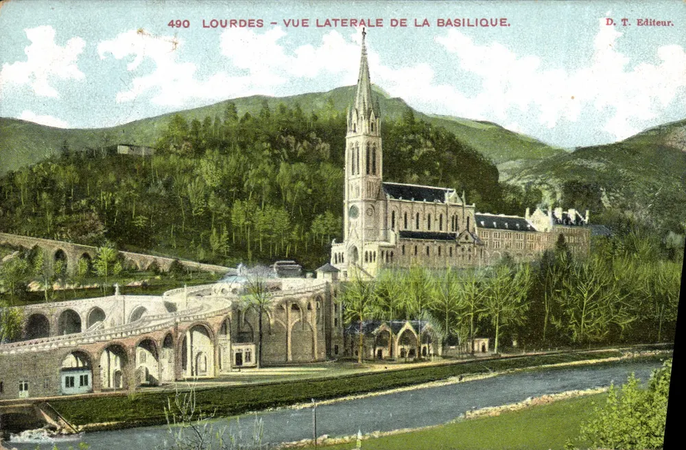 Lourdes - Vista lateral da basílica — D. T. Editor, n° 490 - Frente