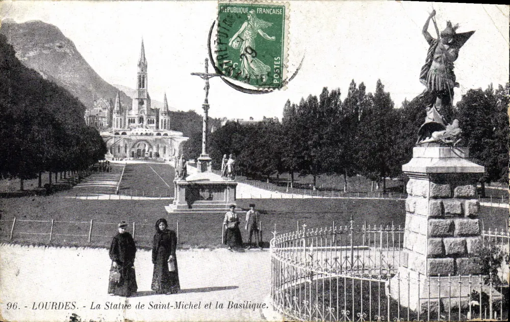 LOURDES - Die Statue des heiligen Michael und die Basilika — Magasin de l'Alliance Catholique à Lourdes, n°96 - Vorderseite