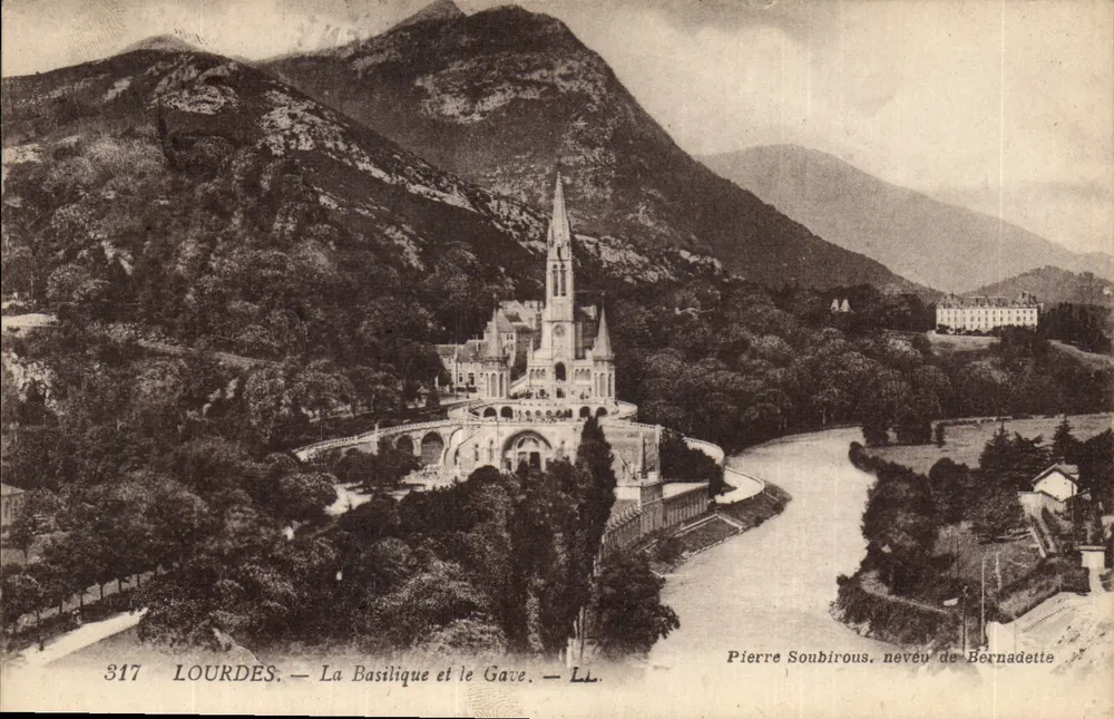 LOURDES — A Basílica e o Gave — Pierre Soubirous, sobrinho de Bernadette - Frente