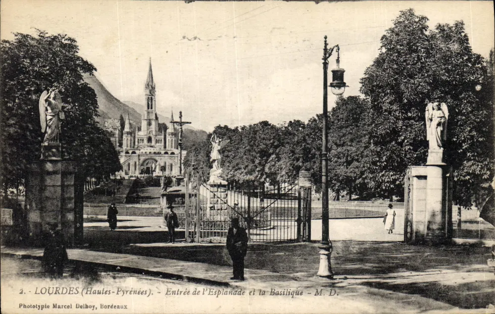 Lourdes (Hautes-Pyrénées) — Eingang zur Esplanade und die Basilika — Phototypie von Marcel Delbouy, Bordeaux - Vorderseite