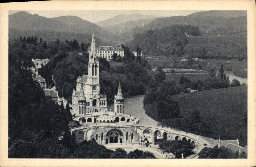 Die Basilika vom befestigten Schloss aus gesehen — Lourdes — Photo Edition Quinault - Vorderseite
