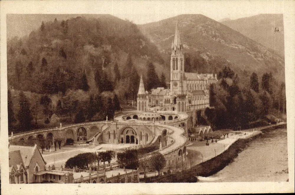 Lourdes — Vista geral da Basílica P.D. — Editor P. Jourdet, n° 32 - Frente
