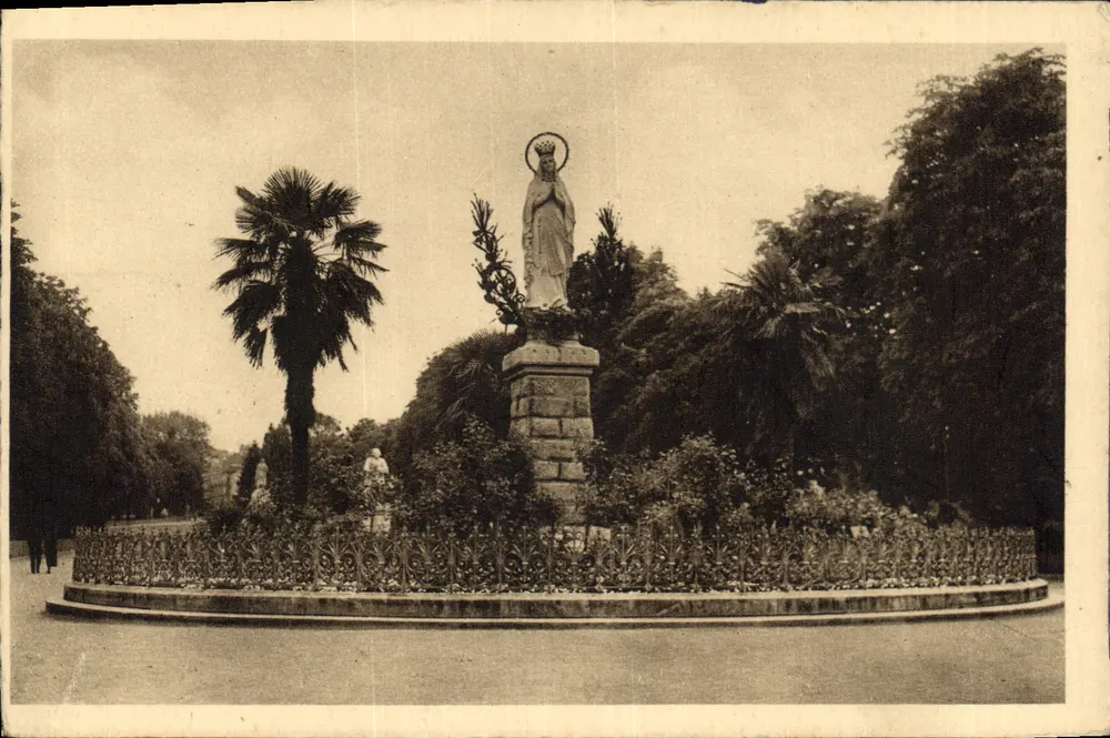 Lourdes — A Virgem Coroada - Frente