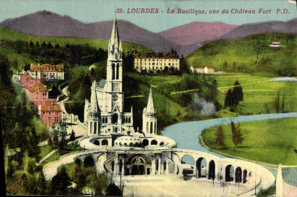 LOURDES - Die Basilika, Ansicht vom Schlossberg - P.D. - Vorderseite