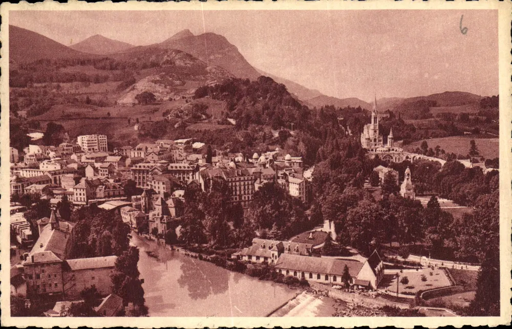 Lourdes — Vista geral e a Basílica — Edição T. Doucet Lourdes - Frente