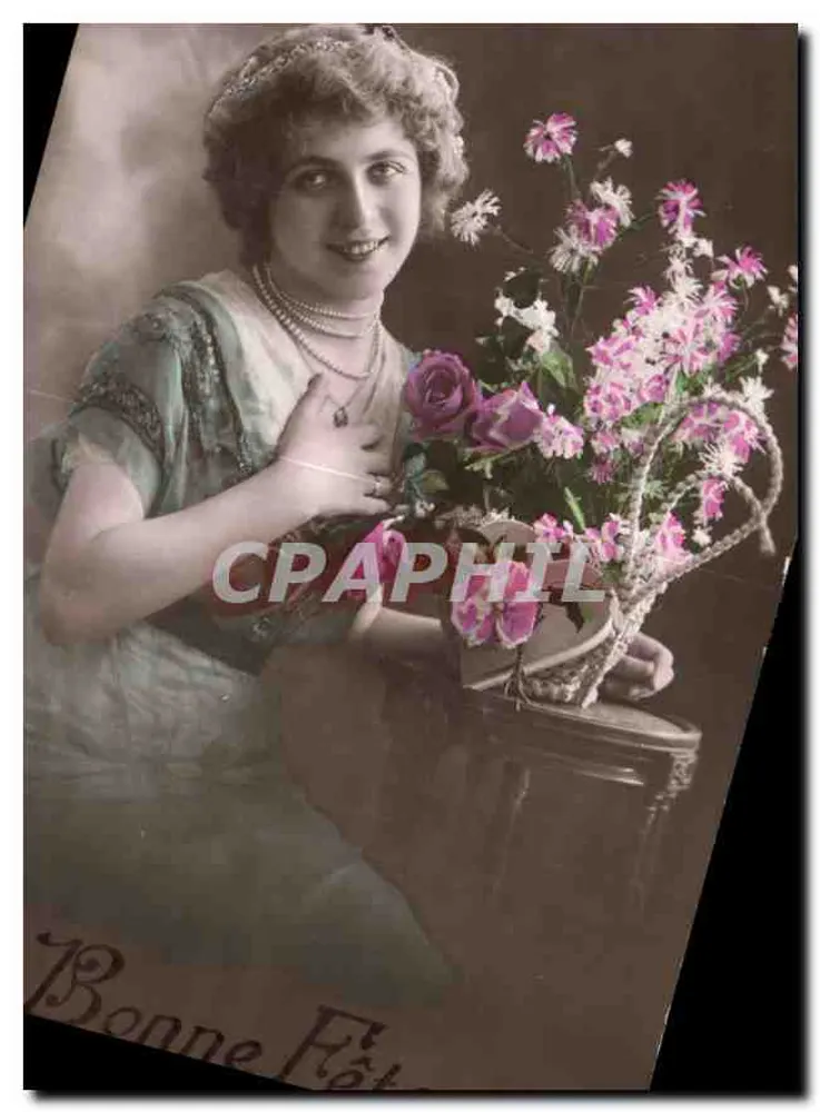 Lächelnde junge Frau mit Blumenstrauß — Ansichtskarte vom 1918 — Verlag nicht sichtbar - Vorderseite