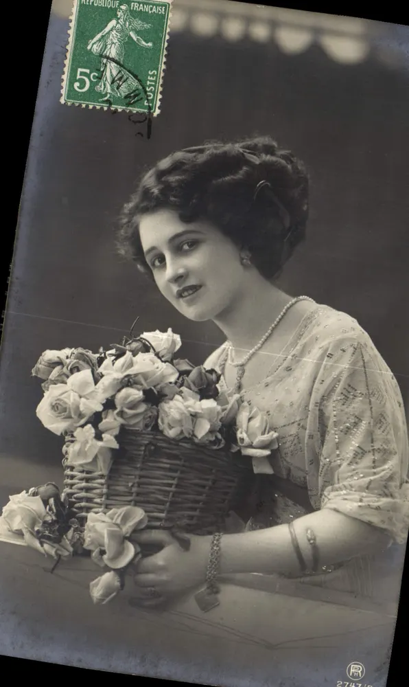 Jovem mulher com cesta de rosas — fotografia — editor R. 274719 - Frente