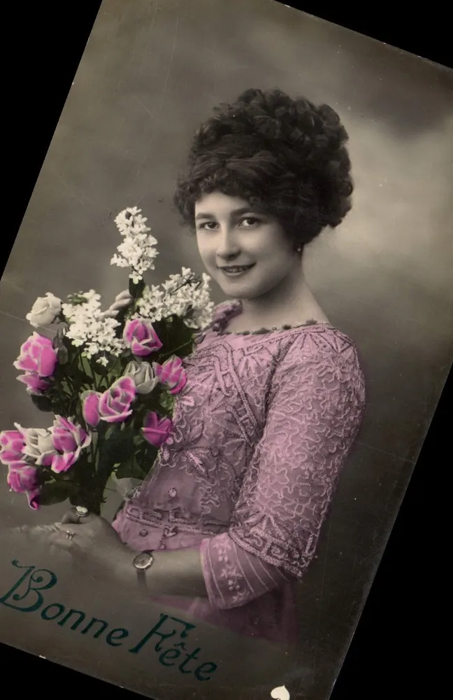 Junge Frau in einem rosa Kleid — hält einen Strauß Rosen und Lilien — unbekannter Verlag, Seriennummer nicht sichtbar - Vorderseite