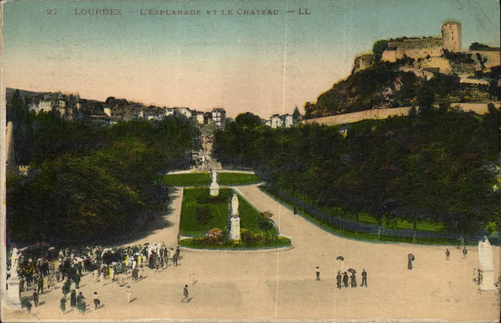 Lourdes — A Esplanada e o Castelo — LL - Frente