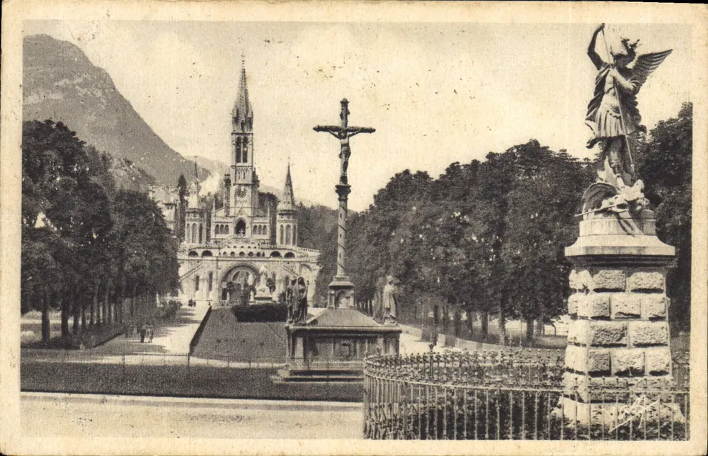 Lourdes — A Esplanada e a Basílica — Edição Photo Quinault, Lourdes - Frente