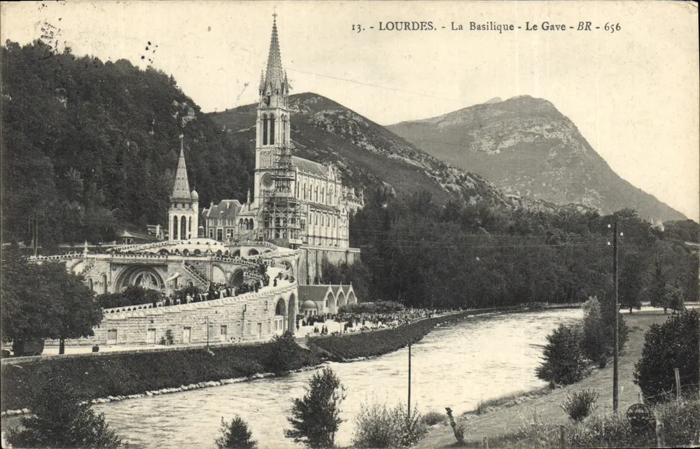 Lourdes - A Basílica - O Gave - BR 656 - Frente
