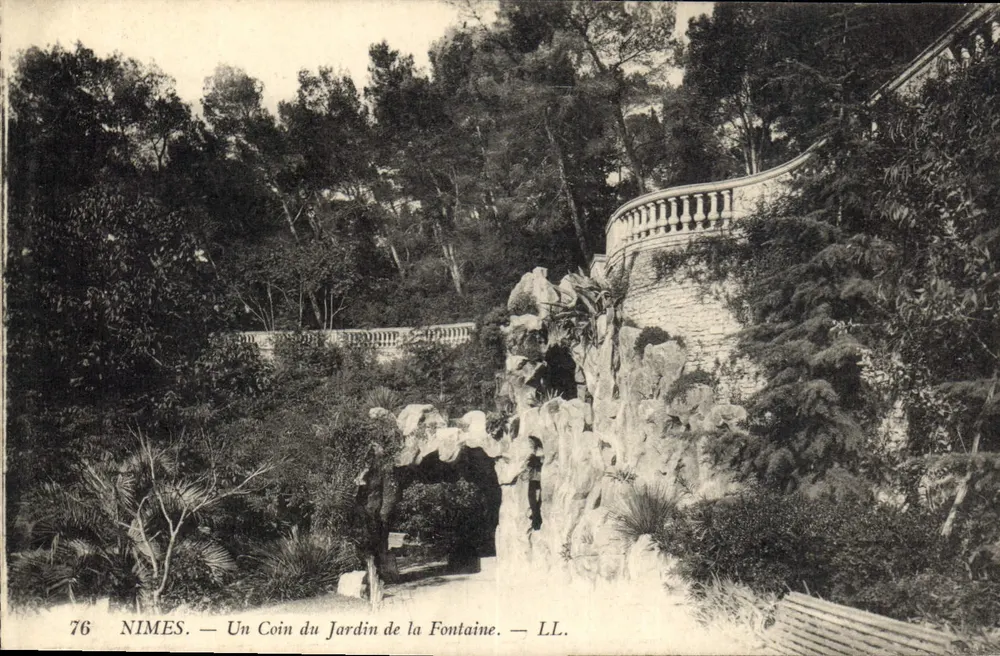 Nîmes — Ein Eckbereich des Gartens der Fontaine — LL. — N° 76 - Vorderseite