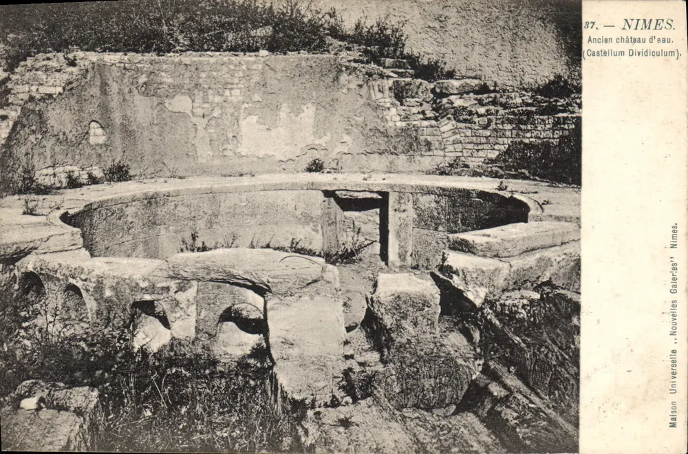 Nîmes — Antigo castelo d'água (Castellum Dividiculum) — Maison Universelle, Nîmes, n°37 - Frente
