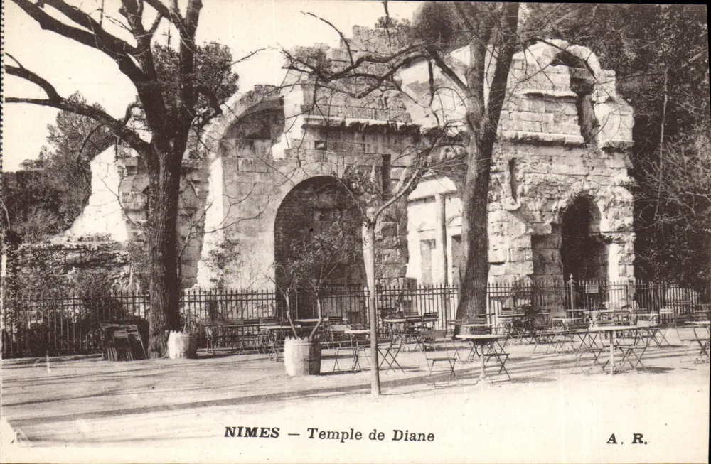 Nîmes — Templo de Diana — A. R. - Frente