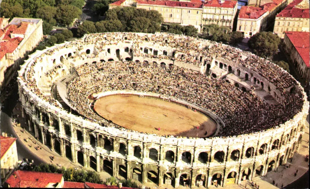 As Arenas de Nîmes — Início do Iº século, forma elíptica — Edição Villeurbane - Frente