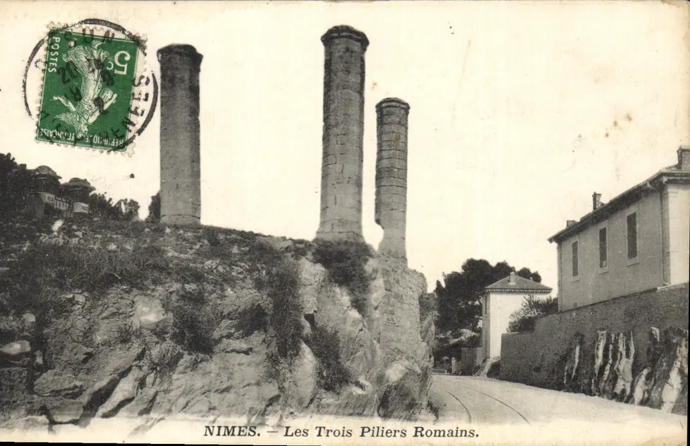 Nîmes — Os Três Pórticos Romanos — Editor não identificado, número de série não visível - Frente