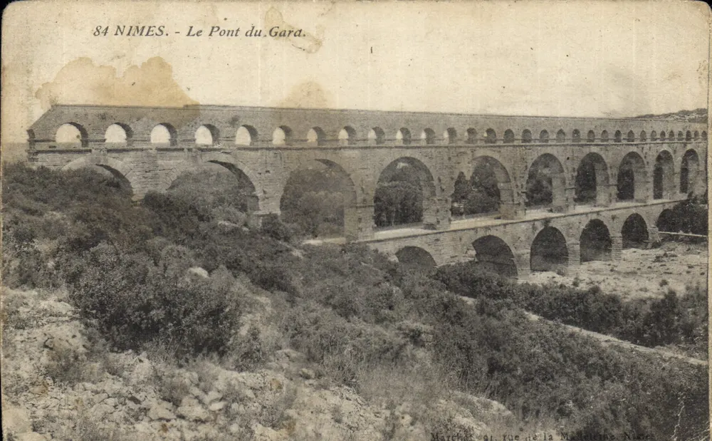 Nîmes - O Pont du Gard. - Marchéco, rua da Madeleine, Nîmes - Frente