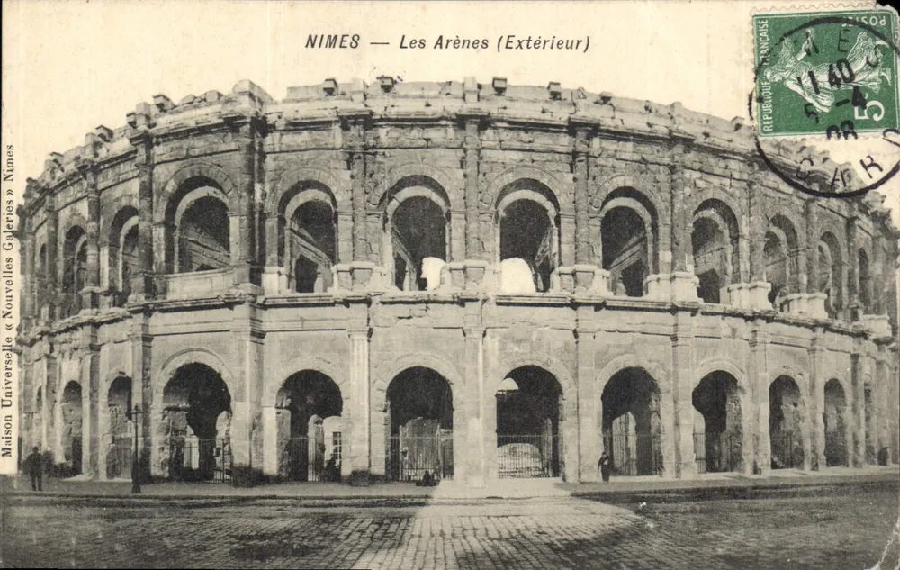 Nîmes — Les Arènes (Exterior) — Maison Universelle « Nouvelles Galeries » Nîmes - Frente