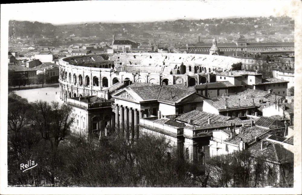 Nîmes — Allgemeiner Blick und die römischen Arenen — Rella - Vorderseite