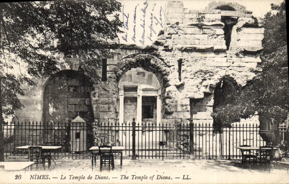 Nîmes — O Templo de Diana — LL. — N°26 - Frente