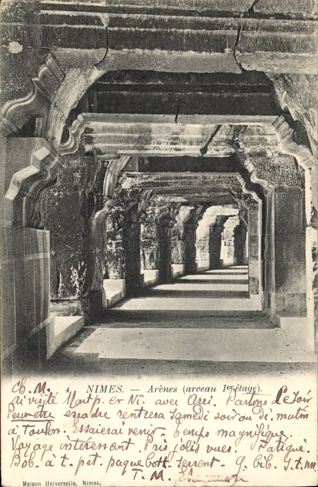 Arênes (arco 1º andar) — Nîmes — Maison Universelle, Nîmes - Frente