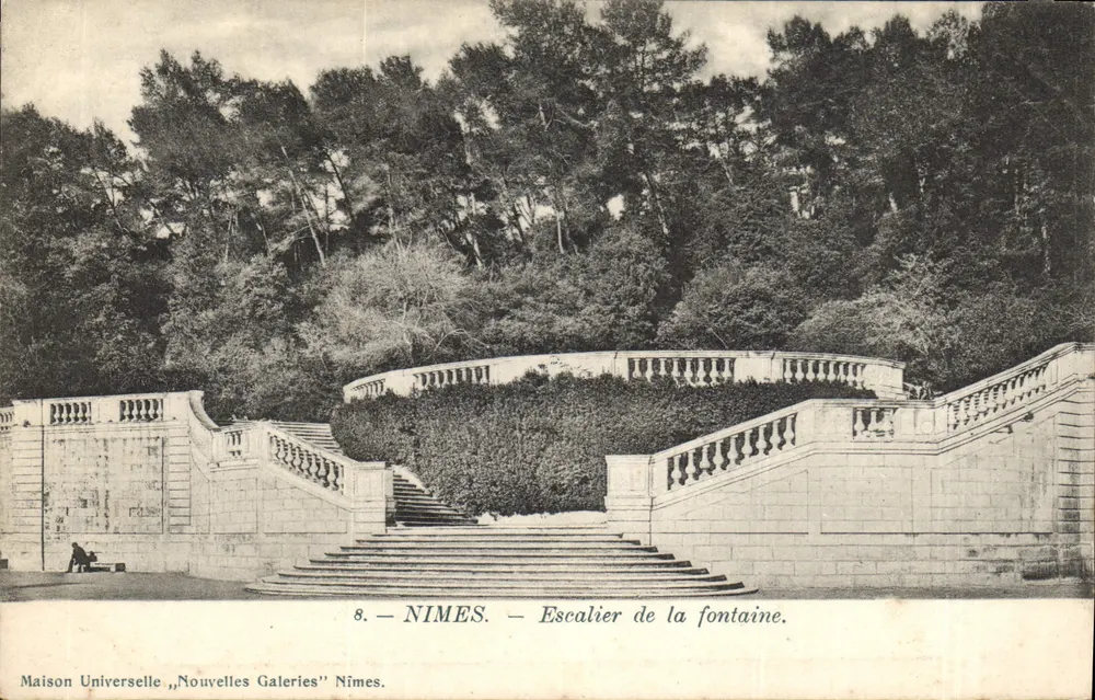 Nîmes — Escada da fonte — Maison Universelle, 'Nouvelles Galeries' Nîmes - Frente