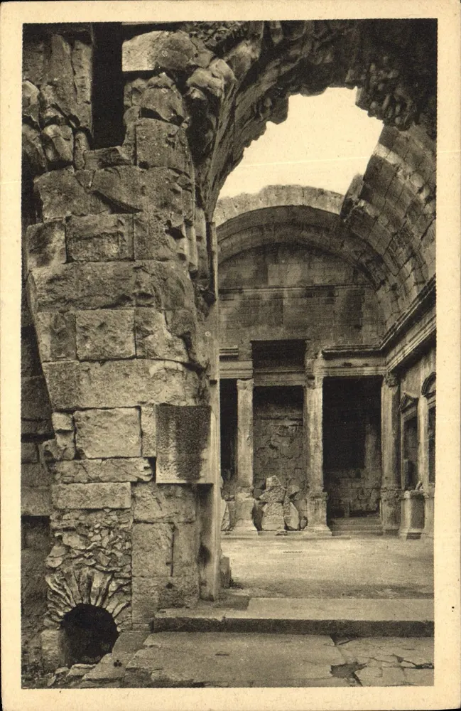 Nîmes (Gard) — Interior do Templo de Diane — Edição A. Beaujouan, n° 35 - Frente