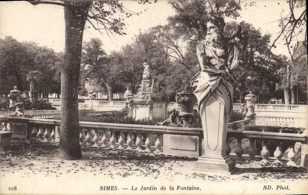 NIMES. — Der Garten der Fontaine — ND. Phot. - Vorderseite