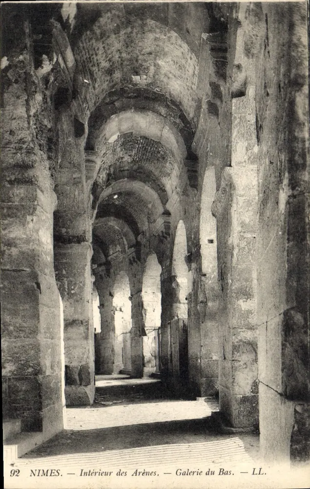 Nîmes — Innenansicht der Arenen — Gallery du Bas — LL. - Vorderseite