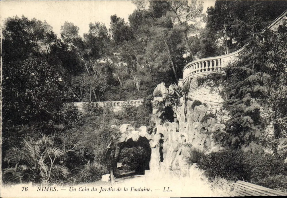 Nîmes — Ein Eckbereich des Gartens der Fontaine — LL. — Nr. 76 - Vorderseite