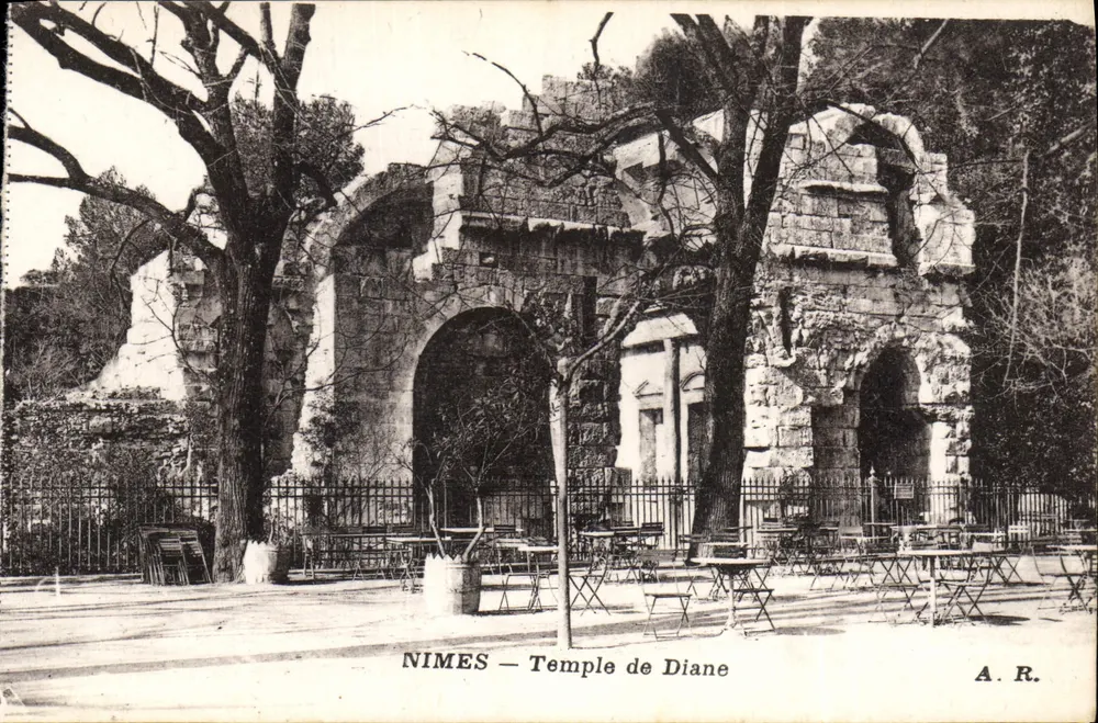 Nîmes — Templo de Diana — A.R. - Frente