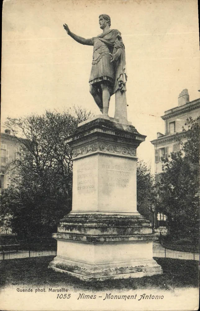 Nîmes - Monument Antonio — Guende fot. Marseille 1055 - Frente