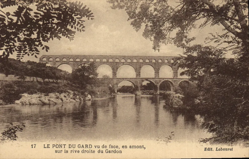 Der Pont du Gard von vorn, stromaufwärts, auf der rechten Seite des Gardon — Edit. Labouré - Vorderseite