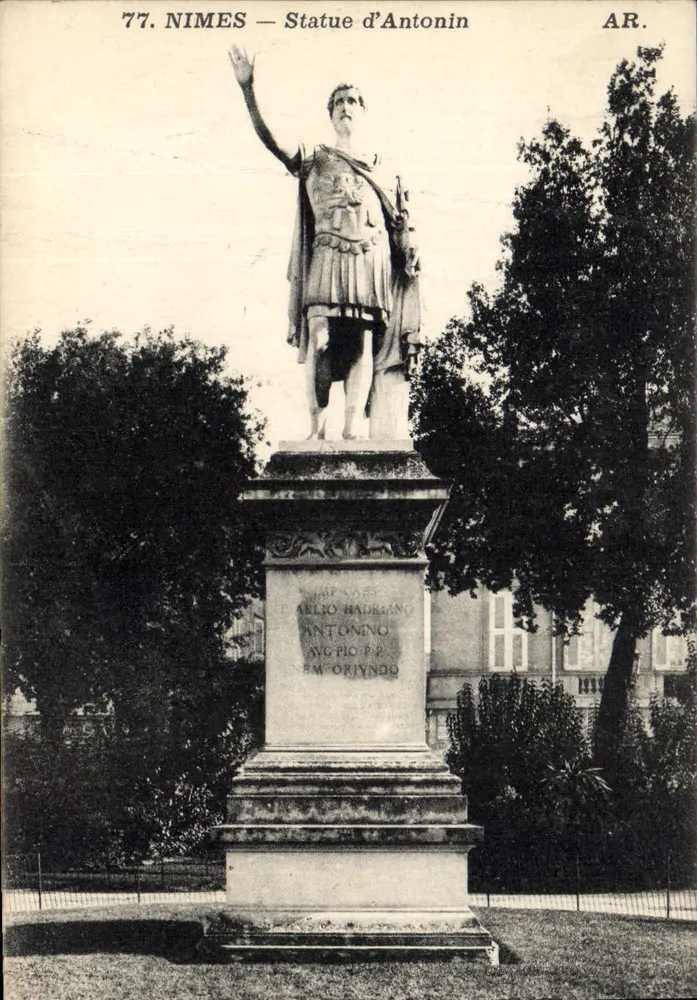 Nîmes — Estátua de Antonino — AR. - Frente