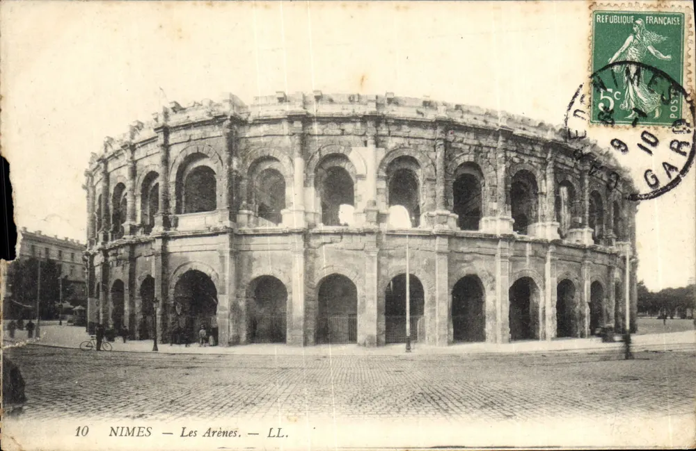 Nîmes — Les Arènes — LL. - Frente