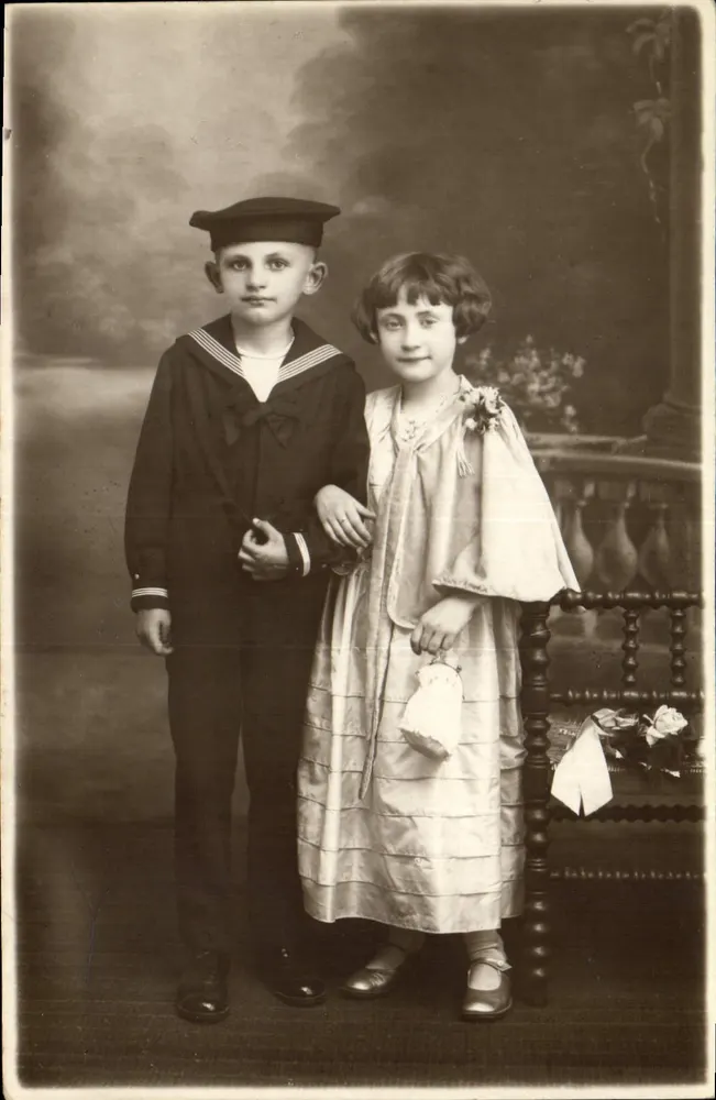 Crianças em traje de marinheiro e vestido — estúdio fotográfico — Carta postal - Frente