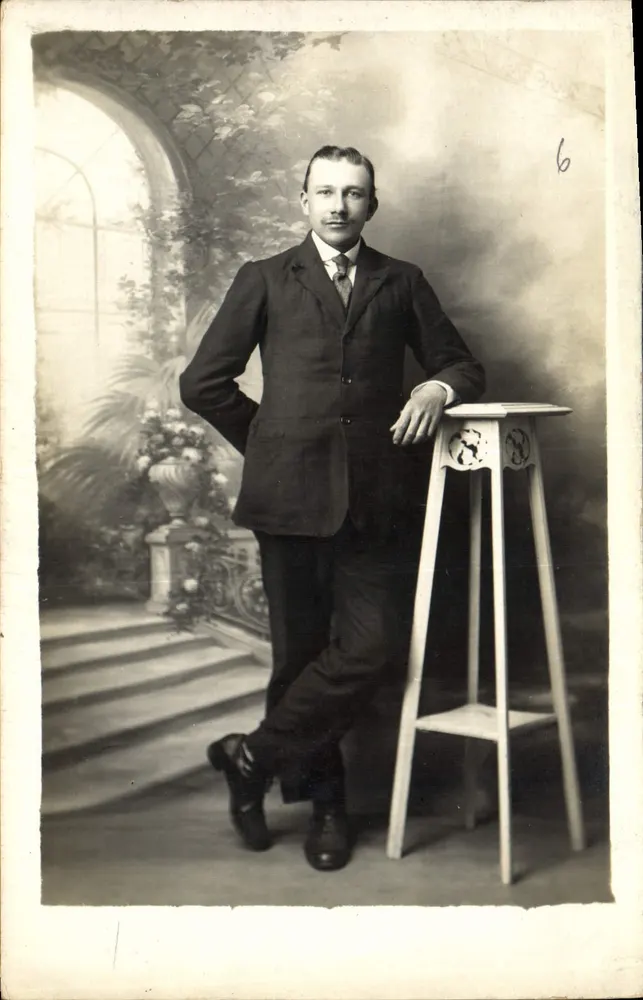 Retrato de um homem de terno — estúdio — H. Recnier, rua de Saint-Quentin, Caudry (Nord) - Frente