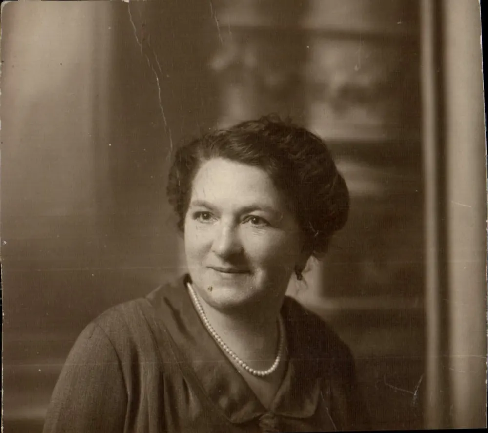 Retrato de uma mulher — época 1926 — Carta postal de lembrança - Frente