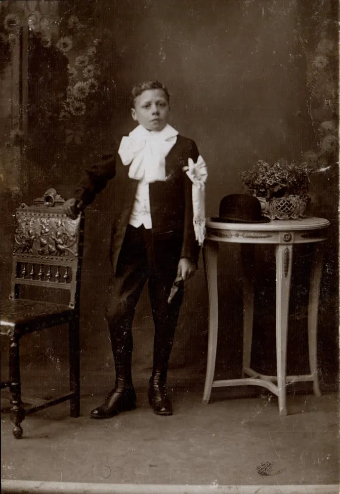 Jovem rapaz em traje de festa — estúdio fotográfico — carta postal interna França/Argélia/Tunísia - Frente